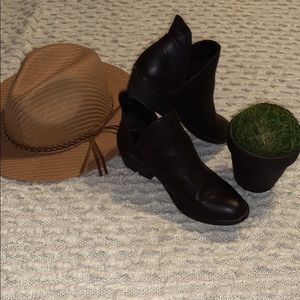 Universal thread ankle bootie